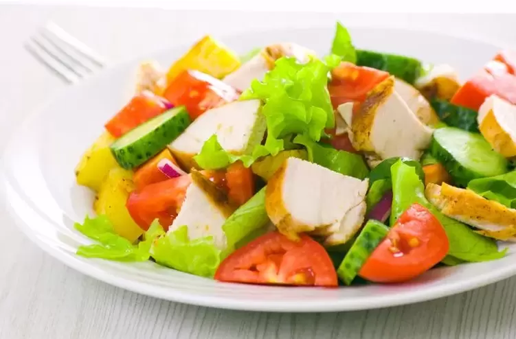 salotos su daržovėmis ir vištiena dietai be angliavandenių