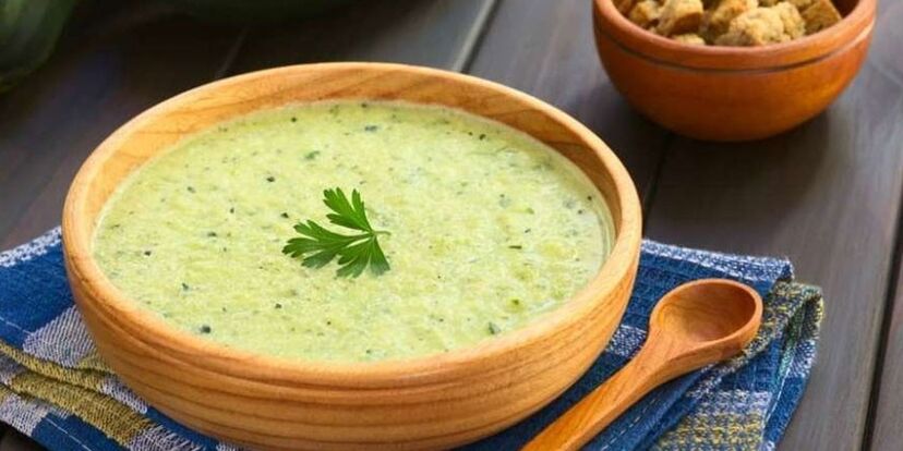 Kopūstų ir cukinijų tyrės sriuba yra skrandį palankus patiekalas hipoalerginės dietos meniu