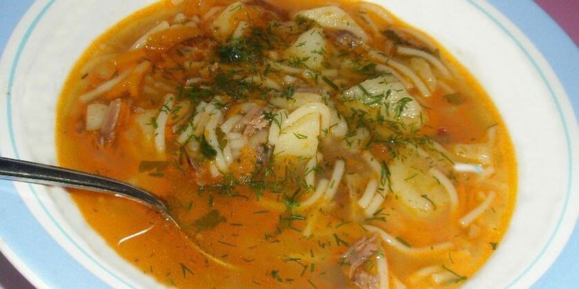 Vištienos sriuba su bulvėmis ir makaronais į alergiją linkusių žmonių mitybą
