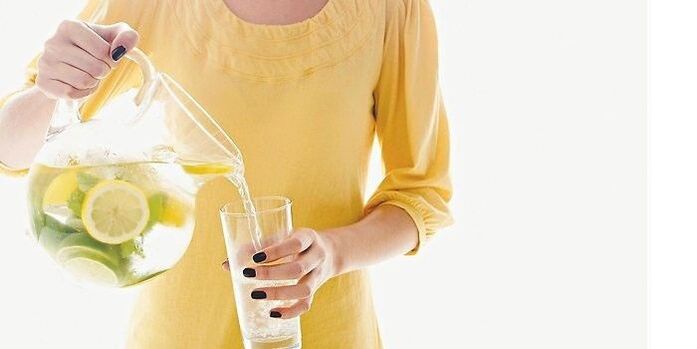 citrinų vanduo padeda išvalyti organizmą