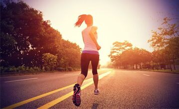 Kardio treniruotės, tokios kaip bėgimas, padeda deginti kojų riebalus. 